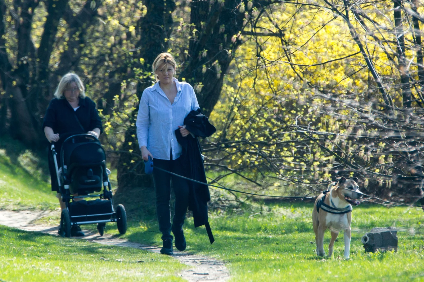 Na zdjęciu: Kasia Kwiatkowska na pierwszym spacerze z córką