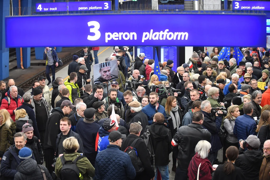 Zwolennicy i przeciwnicy czekają na Donalda Tuska Zwolennicy i przeciwnicy czekają na Donalda Tuska