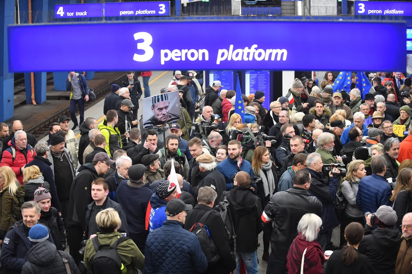 Zwolennicy i przeciwnicy czekają na Donalda Tuska Zwolennicy i przeciwnicy czekają na Donalda Tuska
