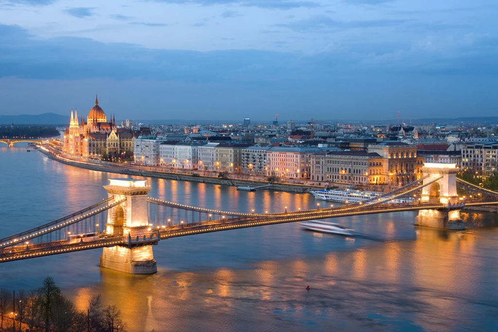 Panorama Budapesztu widziana z Góry Gellérta w Budzie. Po lewej budynek parlamentu.