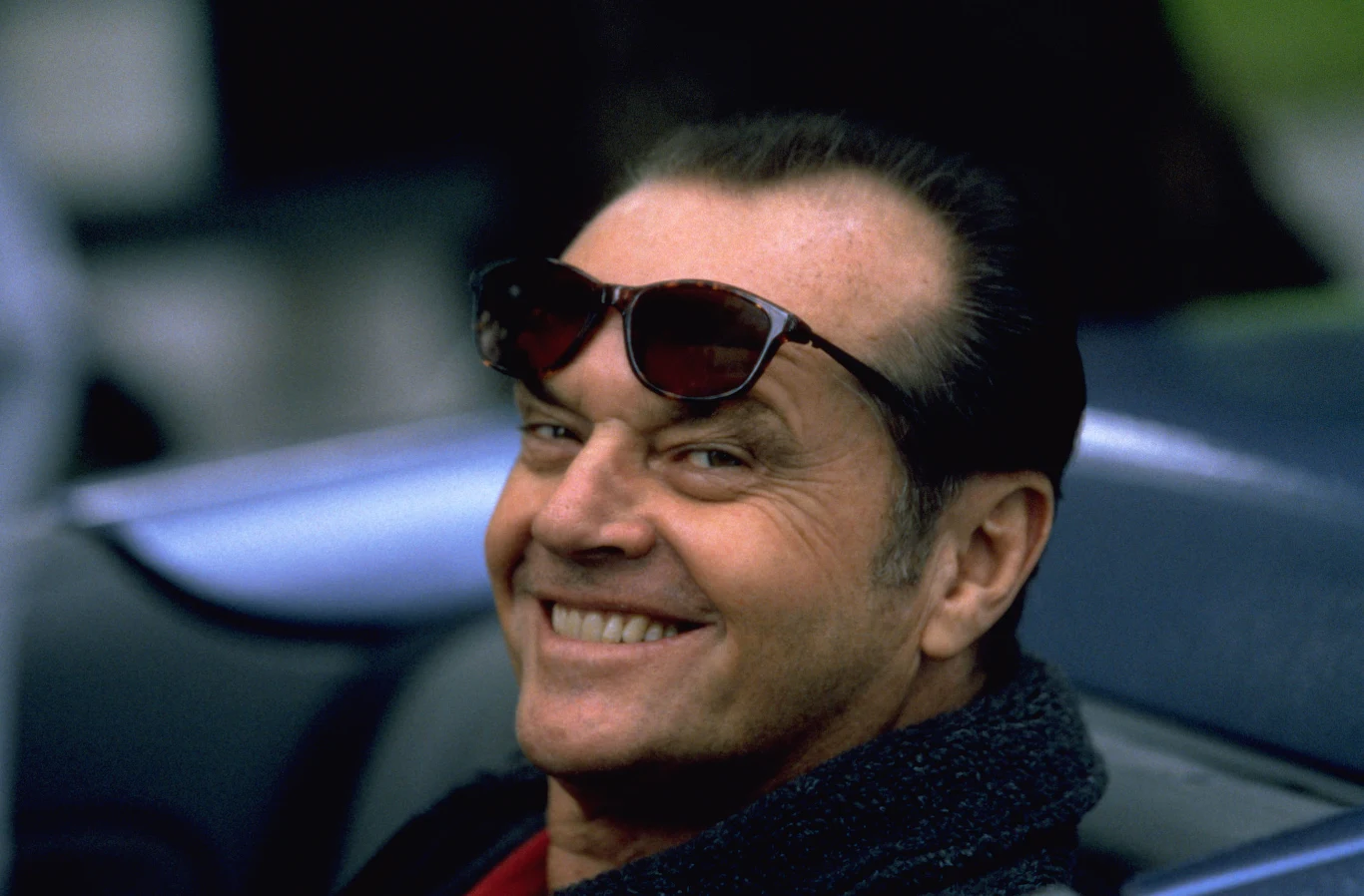 Za ten uśmiech kochamy go najbardziej! Trzecią i, jak dotąd, ostatnią statuetkę Akademii Nicholson otrzymał za rolę w komedii "Lepiej być nie może" (1997) - kolejnym sukcesie firmowanym nazwiskiem reżysera "Czułych słówek" - Jamesa L. Brooksa.

Nicholson wcielił się w postać nowojorskiego pisarza cierpiącego na zespół obsesyjno-kompulsyjny, a uznanie krytyków przełożyło się na kasowy sukces filmu; "Lepiej być nie może" było drugą najbardziej dochodową produkcją w karierze Nichoslona - po "Batmanie" Tima Burtona.
