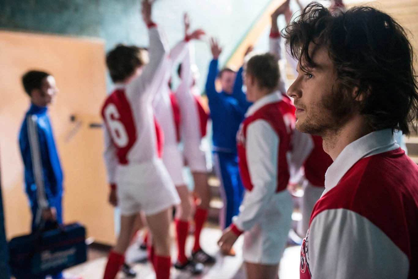 Słysząc hasło "polski futbol w latach 70.", mamy przed oczami złoty okres w historii krajowej piłki. Przypominamy sobie nazwiska bohaterów z tamtych lat: Włodzimierza Lubańskiego, Kazimierza Deynę, Jana Tomaszewskiego, Grzegorza Latę... Mało kto pamięta jednak o filarze kadry Kazimierza Górskiego - Janie Banasiu. Osobie zawodnika, który strzelił Anglikom bramkę w arcyważnym spotkaniu eliminacji do mundialu w 1974 roku, swój najnowszy film poświęcił Jan Kidawa-Błoński. 
