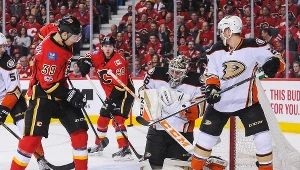 John Gibson obronił 36 uderzeń hokeistów Calgary Flames