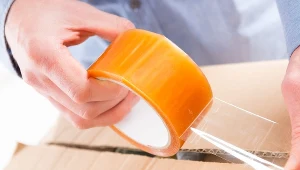 Wiele osób nie znosi dźwięku odrywania taśmy klejącej. Naukowcy odkryli, jak on powstaje