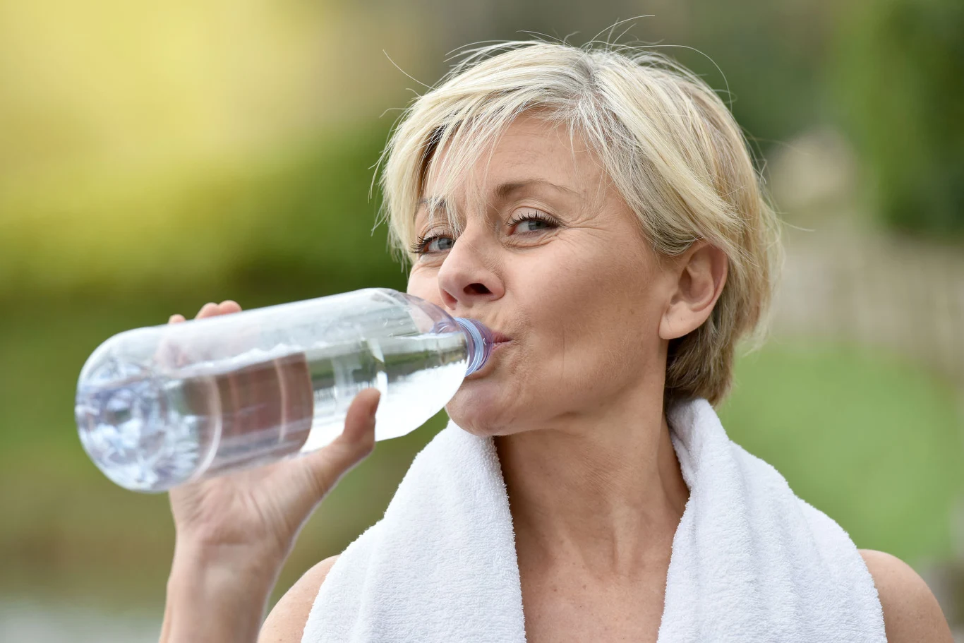 W butelkach z plastiku z recyklingu znaleziono mnóstwo mikroplastiku