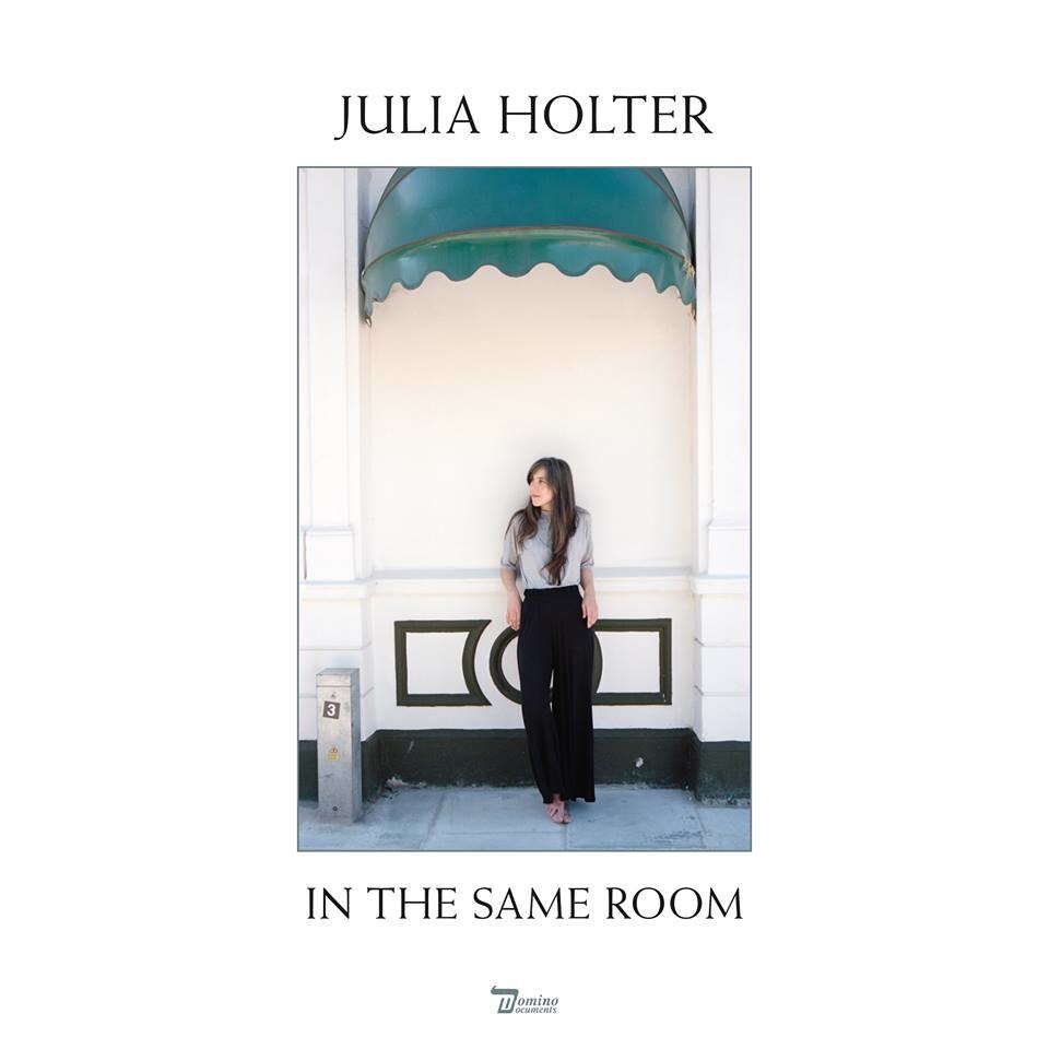 Julia Holter na okładce płyty "In The Same Room"