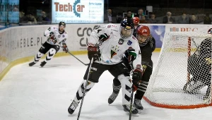 Mateusz Rompkowski (w ciemym stroju) z Comarchu Cracovii