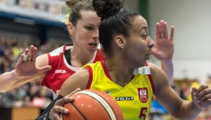 Zawodniczka 1KS Ślęzy Wrocław Sharnee Zoll (P) i Sandra Ygueravide (L) z Wisły Can-Pack Kraków