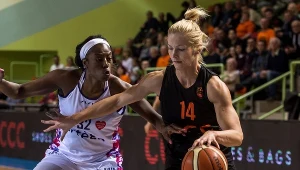 Zawodniczka CCC Polkowice Magdalena Leciejewska (P) i Bernice Mosby (L) z Artego Bydgoszcz