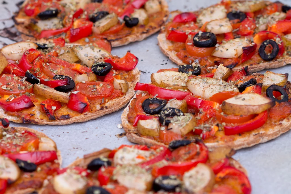 Małe pizze z kaparami i pesto Małe pizze z kaparami i pesto