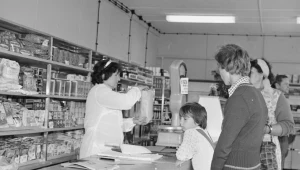 Pełne półki sklepowe. Unikalny widok w czasach ludowej Polski