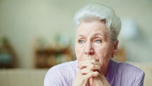 Choroba Alzheimera powoduje nie tylko zaniki pamięci, ale zaburza także mowę, koordynację ruchową i zmienia osobowość chorego