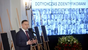 Prezydent Andrzej Duda podczas uroczystości wręczenia not identyfikacyjnych 12 członkom rodzin ofiar totalitaryzmów w Pałacu Prezydenckim