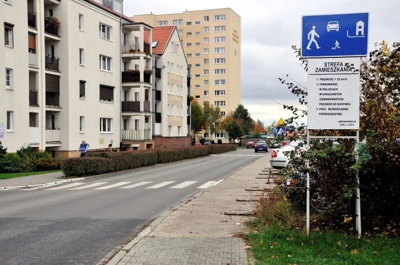 Strefa zamieszkania z założenia powinna obowiązywać na drogach dojazdowych do domów lub bloków. Nie zawsze jednak tak się dzieje