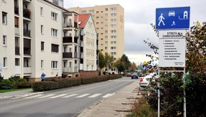 Strefa zamieszkania z założenia powinna obowiązywać na drogach dojazdowych do domów lub bloków. Nie zawsze jednak tak się dzieje