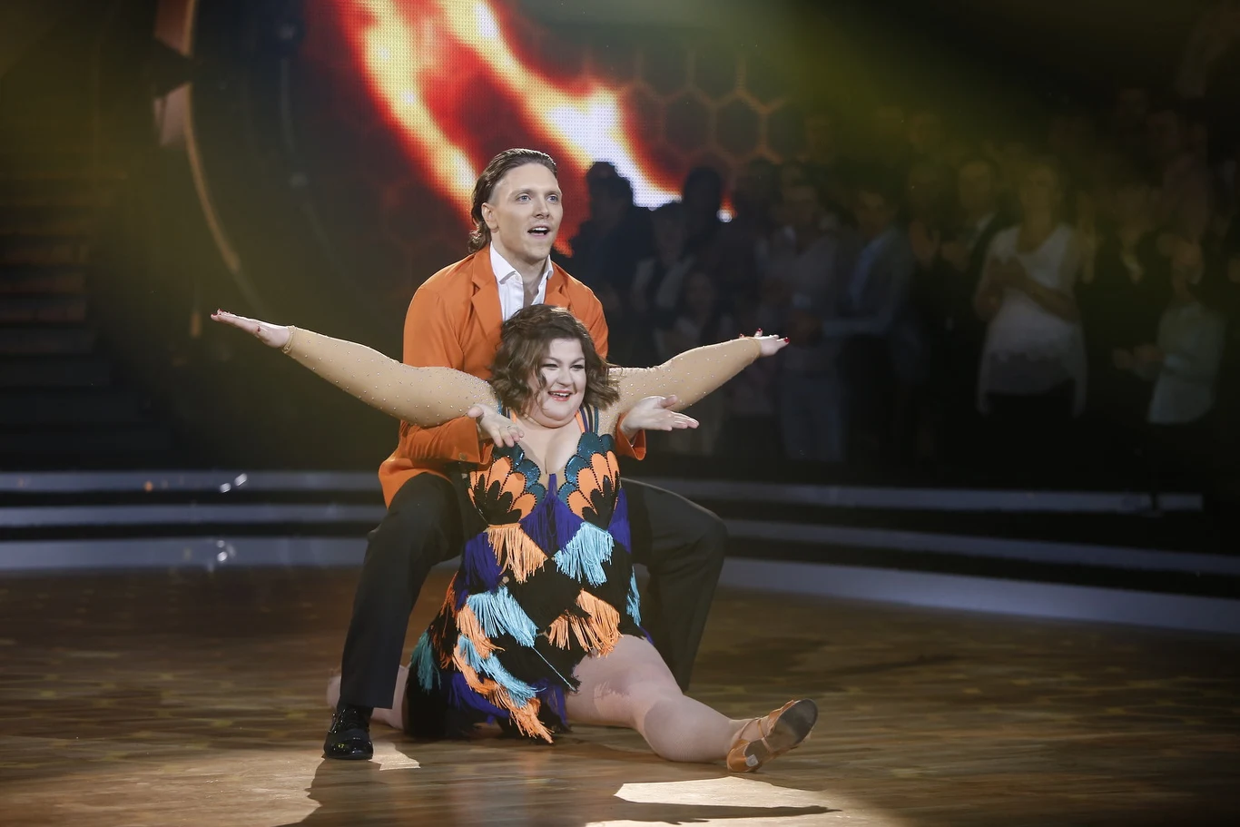 Dominika Gwit i Żora Korolyov zatańczyli cza-czę do piosenki "Ona jest taka cudowna" Pięknych i młodych. Iwona Pavlović uznała, że był to najsłabszy występ Dominiki Gwit w całym programie. „Plumkanie-czaczowanie” – oceniła taniec aktorki. Nawet Beata Tyszkiewicz i Andrzej Grabowski byli niepocieszeni. „Gdyby nie ten szpagat na końcu…” – powiedział Grabowski. Sytuację ratował Michał Malitowski: „Monotonne, ale lekkie. Rytmiczne i naturalne” – powiedział juror, apelując jednak o „więcej dynamiki”. Para otrzymała 27 punktów.