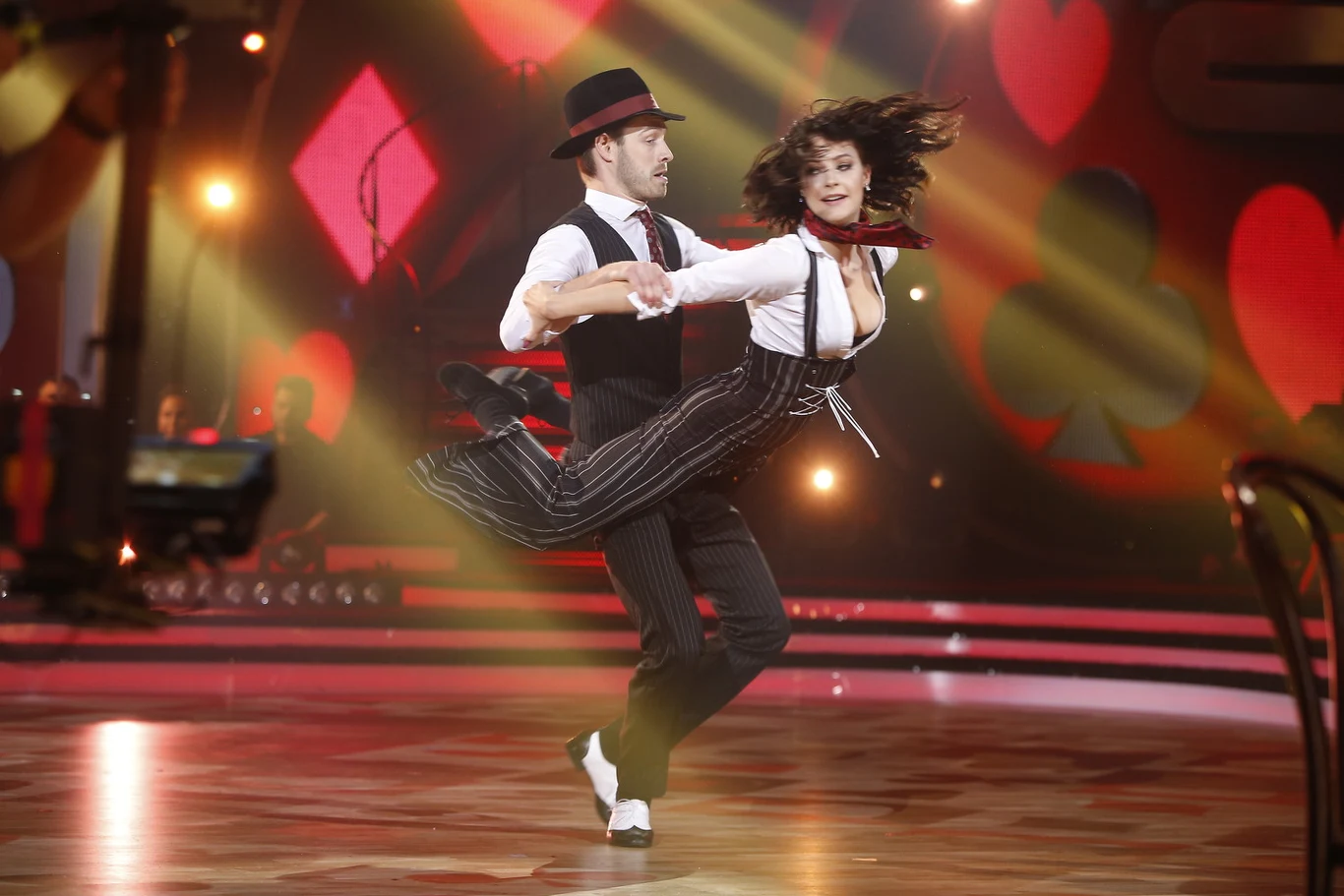 W swym drugim tańcu wieczoru Marcin Korcz i Wiktoria Omyła zaprezentowali quickstepa.
„Szok!” – wykrzyknęła Iwona Pavlović. „Tak szybki taniec a mimo to ciągły kontakt z partnerką był” – pochwaliła Korcza. „Rama czasem leciała, ale to drobiazg” – dodała jurorka. Michał Malitowski znów przyczepił się do ustawienia aktora („za bardzo w tył”), ale najważniejsze w quickstepie - „uwspólnienie” - zostało według jurora zachowane. Para otrzymała 37 punktów.
