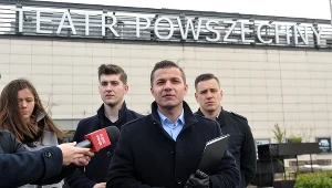 Członkowie Młodzieży Wszechpolskiej podczas briefingu przed Teatrem Powszechnym w Warszawie
