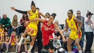 Zawodniczki 1KS Ślęzy Wrocław Sharnee Zoll (L) i Courtney Treffers (P) oraz Ziomara Morrison (C) z Wisły Can-Pack Kraków.