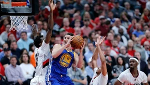 Klay Thompson (przy piłce)