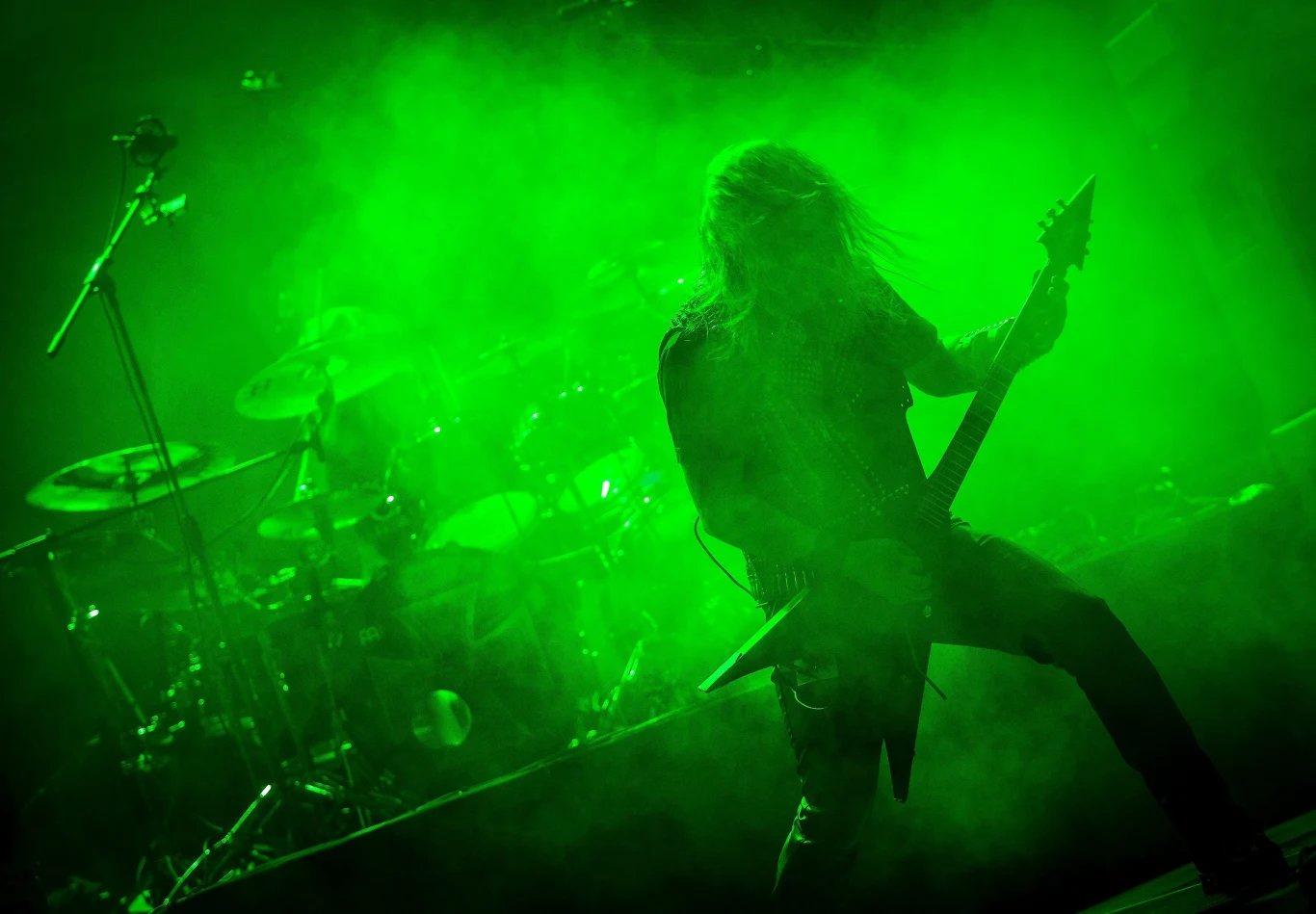 Na czele grupy Vader stoi Peter.