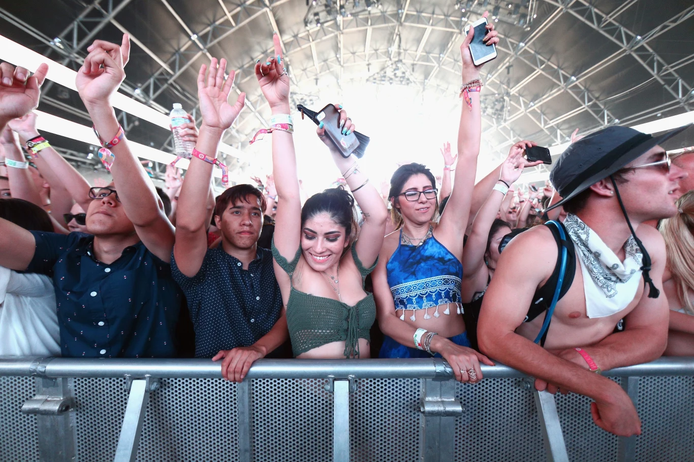 Przez trzy dni festiwalu tysiące osób mogły oglądać koncert Lady Gagi, Radiohead, Kendricka Lamara i wielu innych artystów Przez trzy dni festiwalu tysiące osób mogły oglądać koncert Lady Gagi, Radiohead, Kendricka Lamara i wielu innych artystów