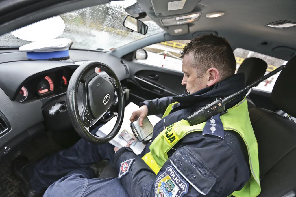 Teraz już wiadomo, czemu policjant robi tak dużo notatek