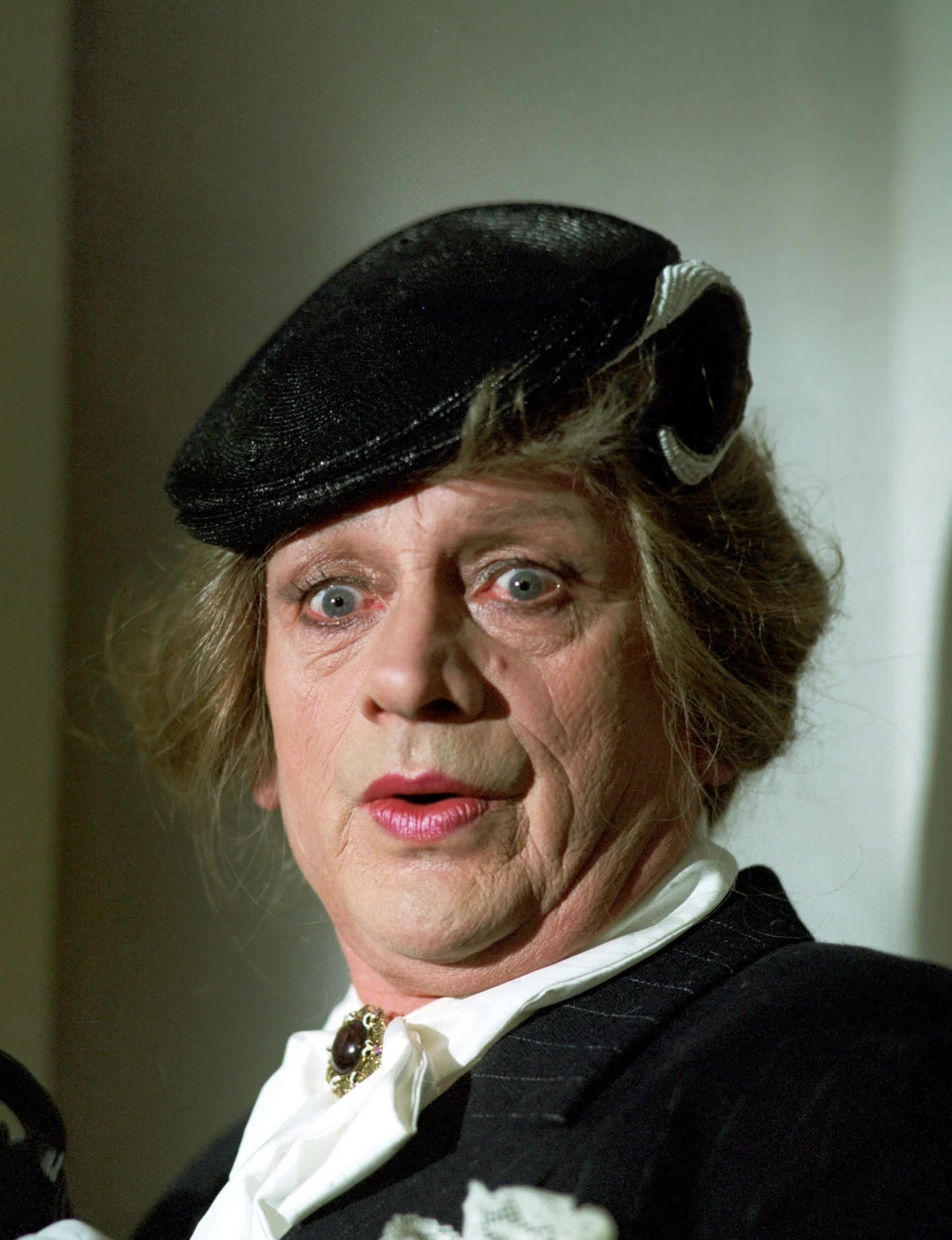 Komiczne oblicze Pyrkosz zaprezentował w innym kultowym filmie Juliusza Machulskiego "Kingzajz", w którym wcielił się w Zenonę Bombalinę, redaktor naczelną pisma "Pasikonik" (na zdjęciu). 