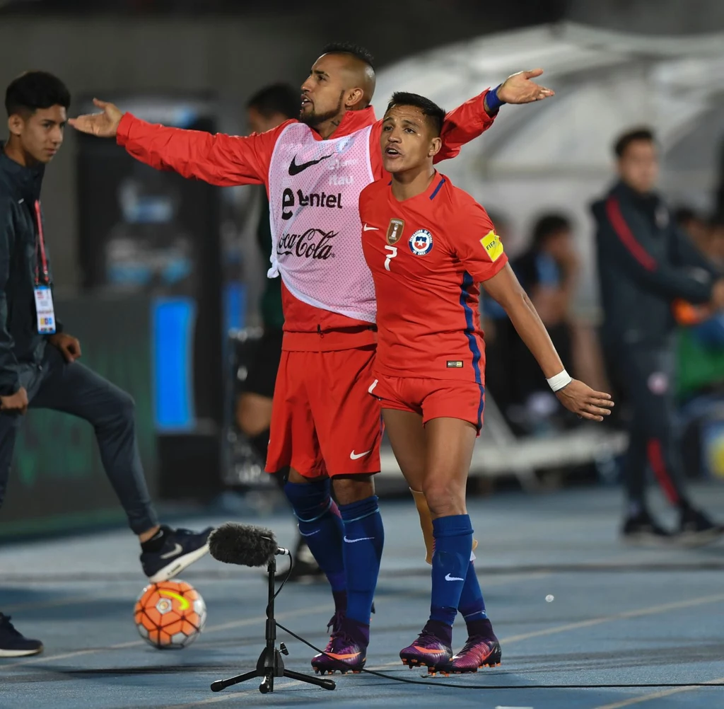 Koledzy z reprezentacji Chile - Alexis Sanchez (z prawej) i Arturo Vidal. Razem będą grać dla Bayernu? Koledzy z reprezentacji Chile - Alexis Sanchez (z prawej) i Arturo Vidal. Razem będą grać dla Bayernu?