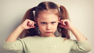 Długotrwałe, wielokrotnie powtarzane działanie hałasu już powyżej 85 decybeli zazwyczaj doprowadza do trwałego ubytku słuchu; szczególnie narażone są na to dzieci