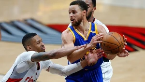 Stephen Curry (z piłką), z lewej Damian Lillard