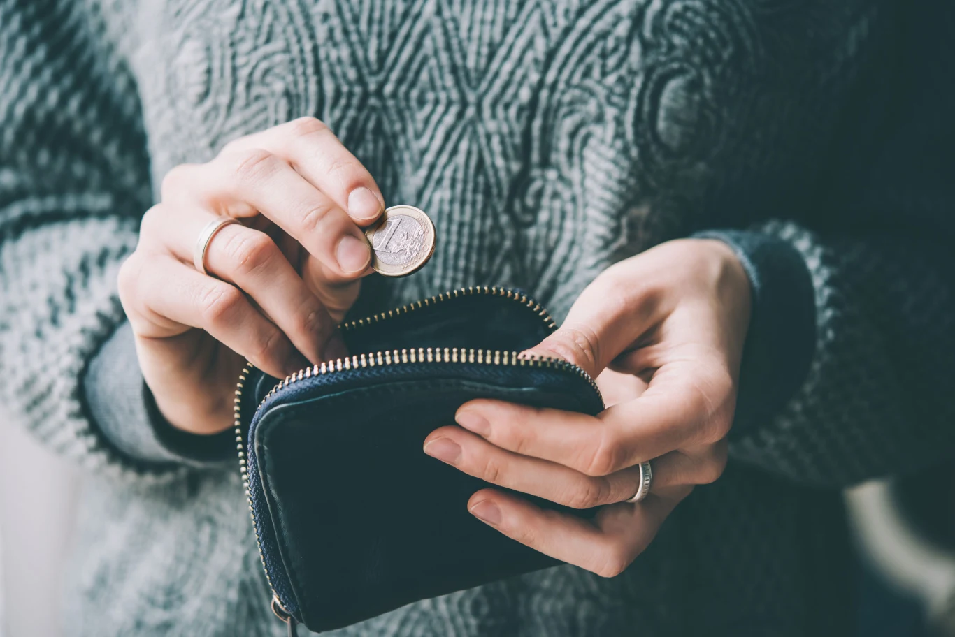 Umieszczenie poświęconej monety w portfelu pomoże zapewnić szczęście w finansach. 