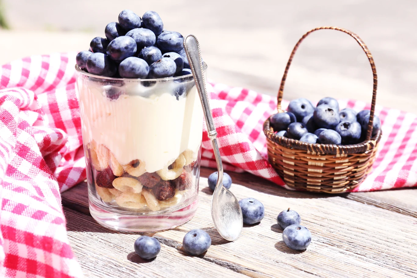 Jogurt naturalny z owocami to zdrowe połączenie Jogurt naturalny z owocami to zdrowe połączenie
