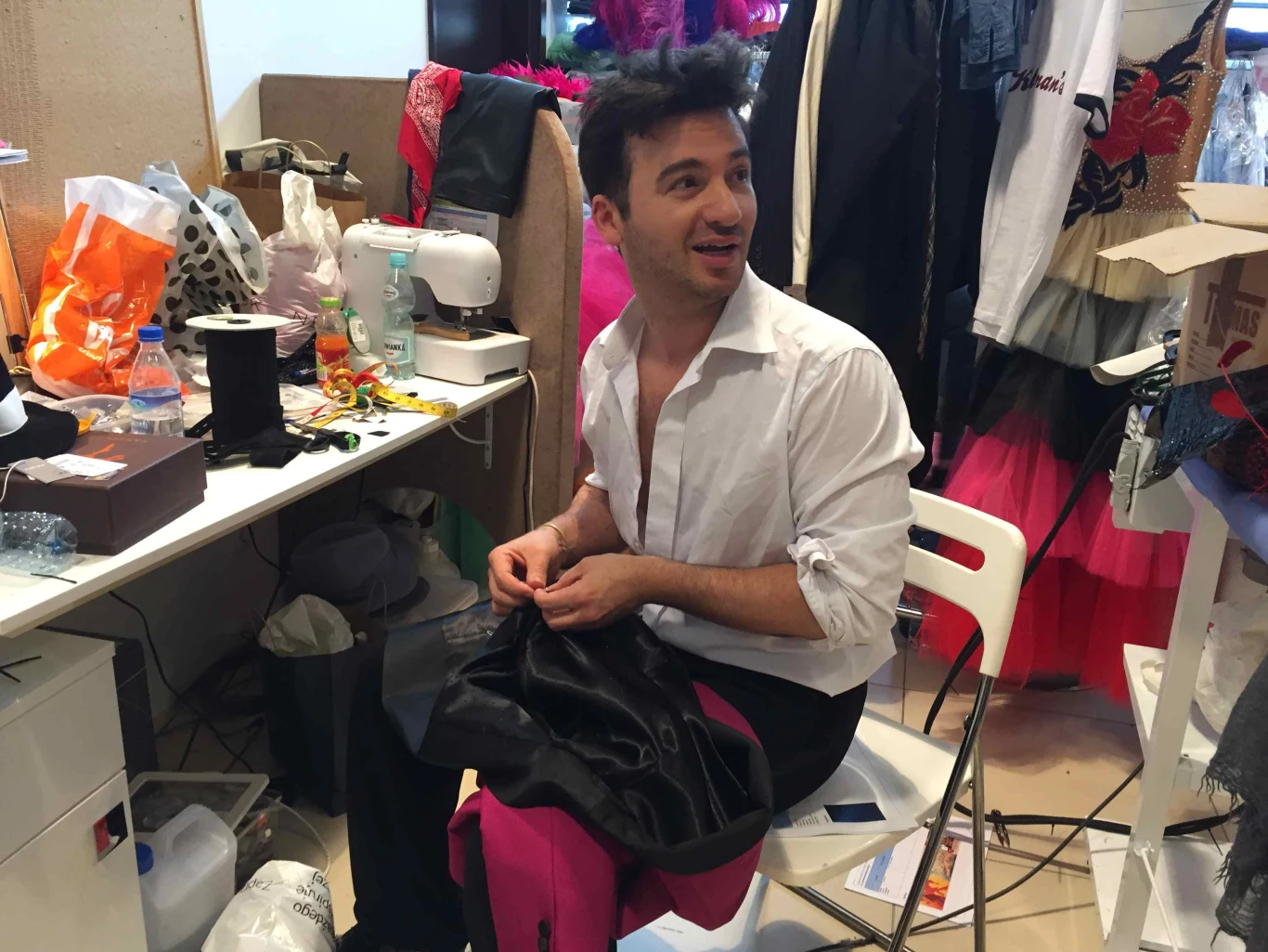 Okazuje się że szycie kostiumów i krawiectwo było kiedyś dla niego bardzo ważne.

- Z wykształcenia jestem krawcem teatralnym, kostiumografem – specjalizacja ubrania/kostiumy taneczne. Nauka na tym kierunku trwała 4 lata, potem przez kolejne 4 lata miałem swoje atelier, więc przez 8 lat krawiectwo było ważnym elementem mojego życia. Bardzo fajnie współpracuje mi się z Malwiną, ma bardzo fajne pomysły co do naszych kostiumów i pozwala mi wziąć igłę z nitką, za co jestem jej wdzięczny – podsumowuje Stefano.