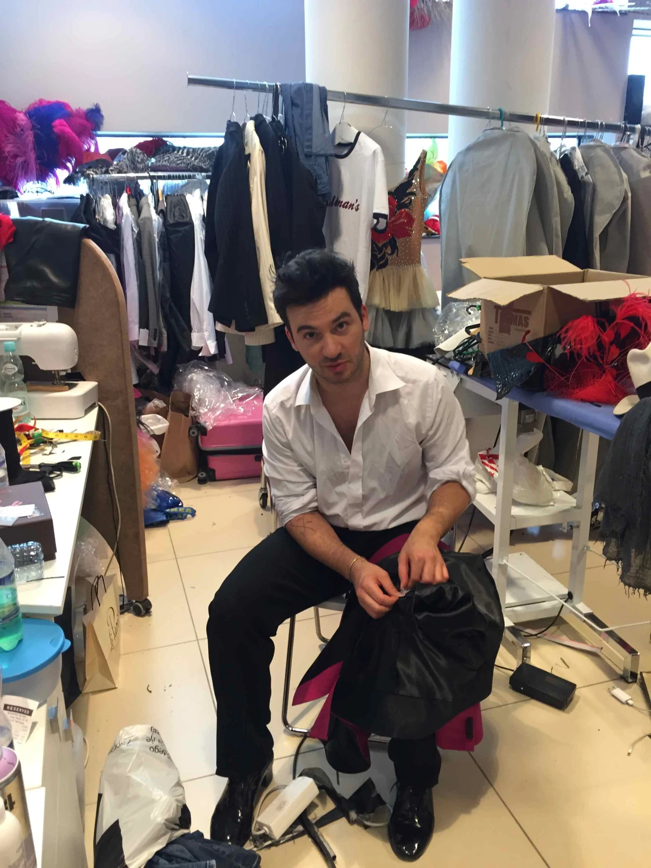 - Kiedy bardzo dużo dzieje się na planie, a ja mam okazję to sobie szyję, prasuję spodnie, w których mam wystąpić, doszywam guziki, albo pomagam w dopasowaniu kostiumu Iwonie. Dzięki temu jestem spokojniejszy - ujawnia Terrazzino.