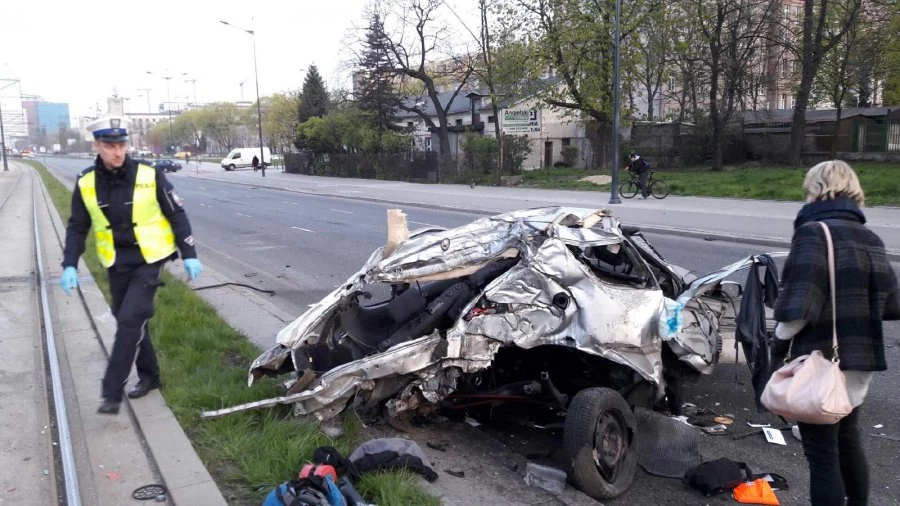 Kierujący Peugeotem po uderzeniu w słup trakcji elektrycznej wypadł z pojazdu. W wyniku odniesionych obrażeń poniósł śmierć na miejscu