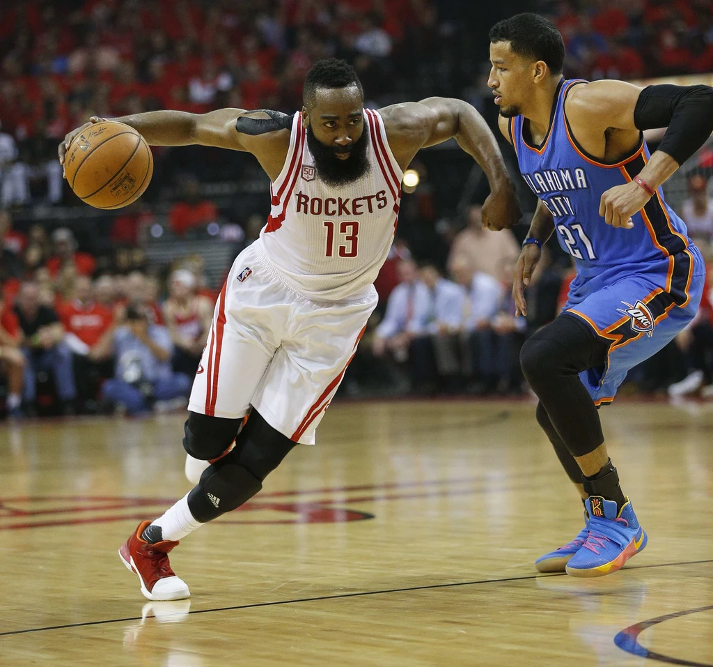 James Harden (z lewej) kontra Andre Roberson James Harden (z lewej) kontra Andre Roberson