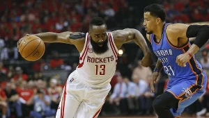 James Harden (z lewej) kontra Andre Roberson