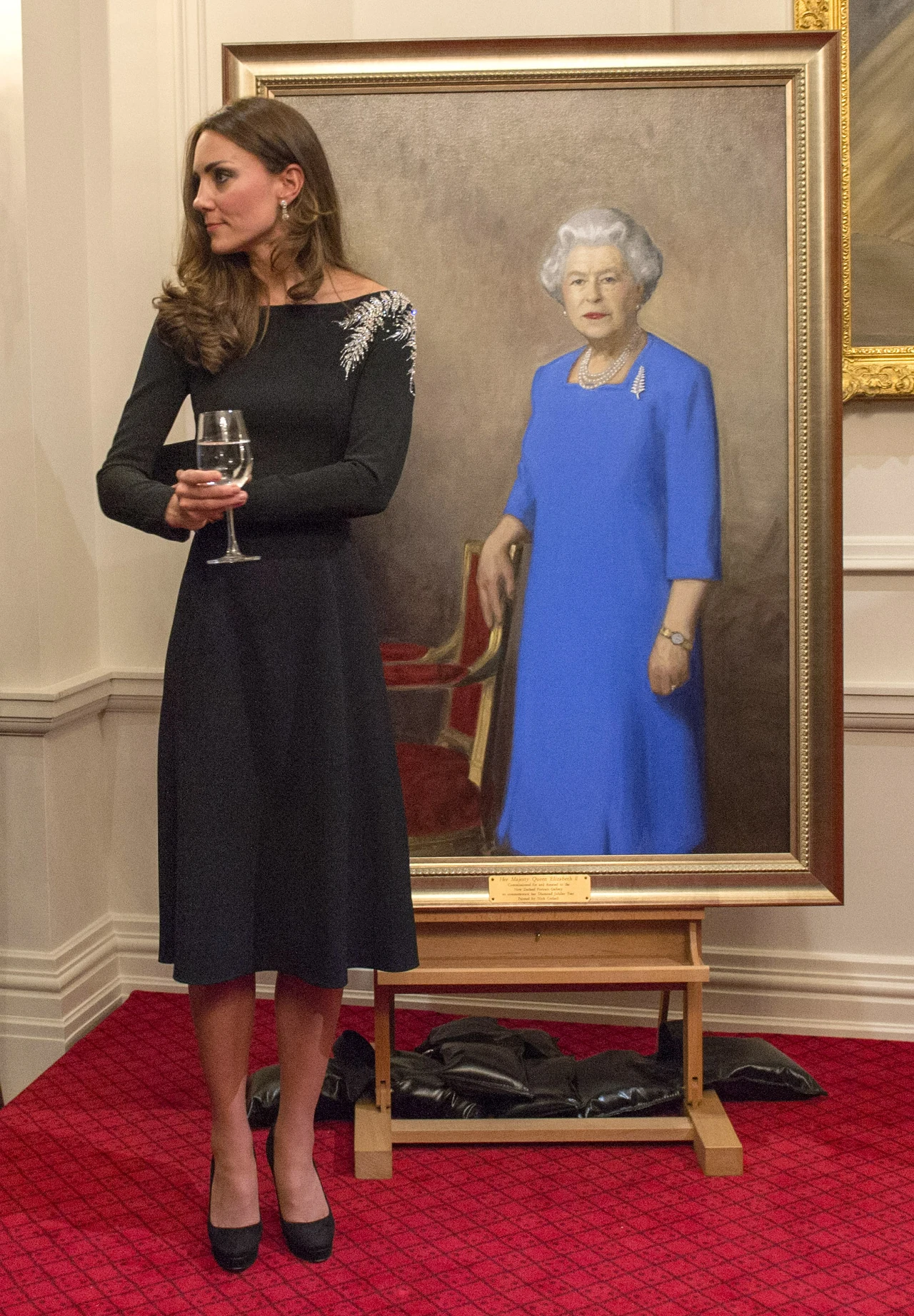 Kate przy portrecie królowej! Kate przy portrecie królowej!