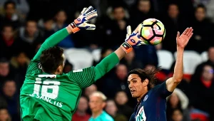 As PSG Edinson Cavani (z prawej) w starciu z Morganem De Sanctisem z AS Monaco