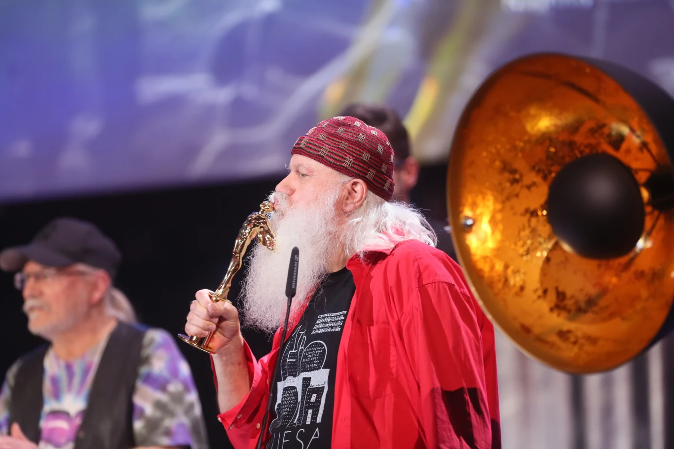 Beno Otręba (Dżem) całuje Złotego Fryderyka za całokształt twórczości w kategorii muzyka rozrywkowa Beno Otręba (Dżem) całuje Złotego Fryderyka za całokształt twórczości w kategorii muzyka rozrywkowa