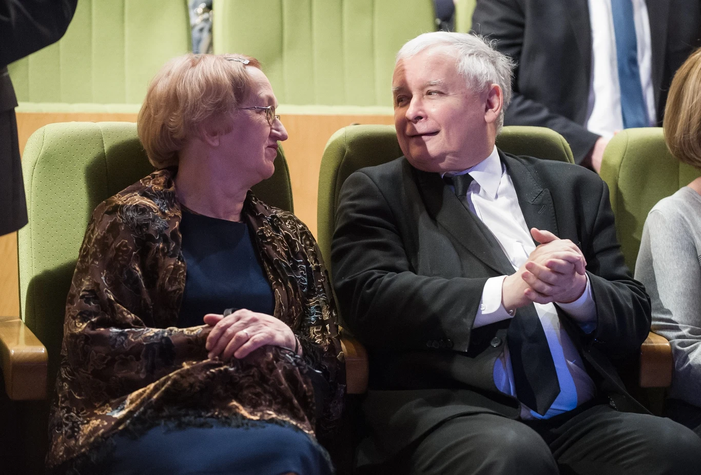 Jarosław Kaczyński w rozmowie z żoną Antoniego Macierewicza Jarosław Kaczyński w rozmowie z żoną Antoniego Macierewicza