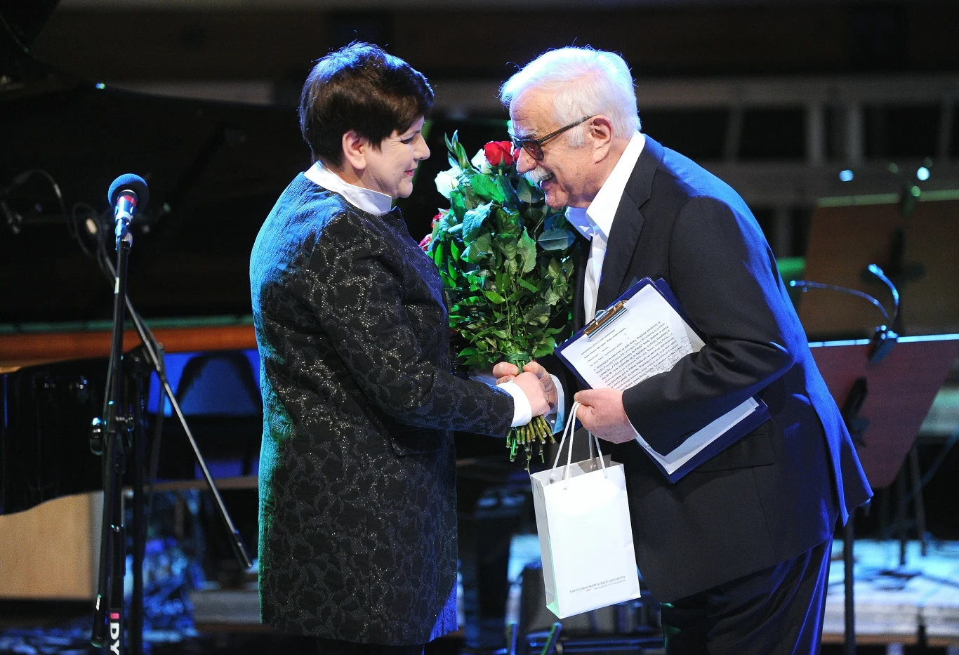 Jan Pietrzak odebrał kwiaty z rąk Beaty Szydło Jan Pietrzak odebrał kwiaty z rąk Beaty Szydło