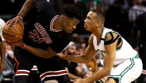 Avery Bradley (z prawej) kontra Jimmy Butler