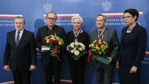 Helena Łabonarska (w środku) i Jerzy Zelnik (drugi z prawej) odebrali Złote Medale "Zasłużony Kulturze Gloria Artis" z rąk ministra Piotra Glińskiego (pierwszy z lewej)