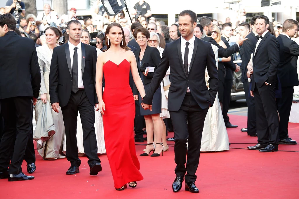 Suknia Natalie Portman to już typowa kreacja festiwalowa. Bardzo prosty, ale wyrazisty krój futerału wystarczy, bo głównym atutem jest tutaj kolor