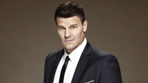 47-letni dziś Boreanaz swoją przygodę z aktorstwem rozpoczął od epizodu w sitcomie „Świat wg Bundych”