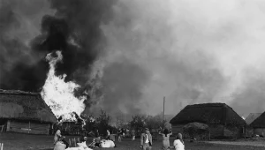 Podpalona przez ubeków Wąwolnica fot. John Vachon, archiwum prywatne Ann Vachon