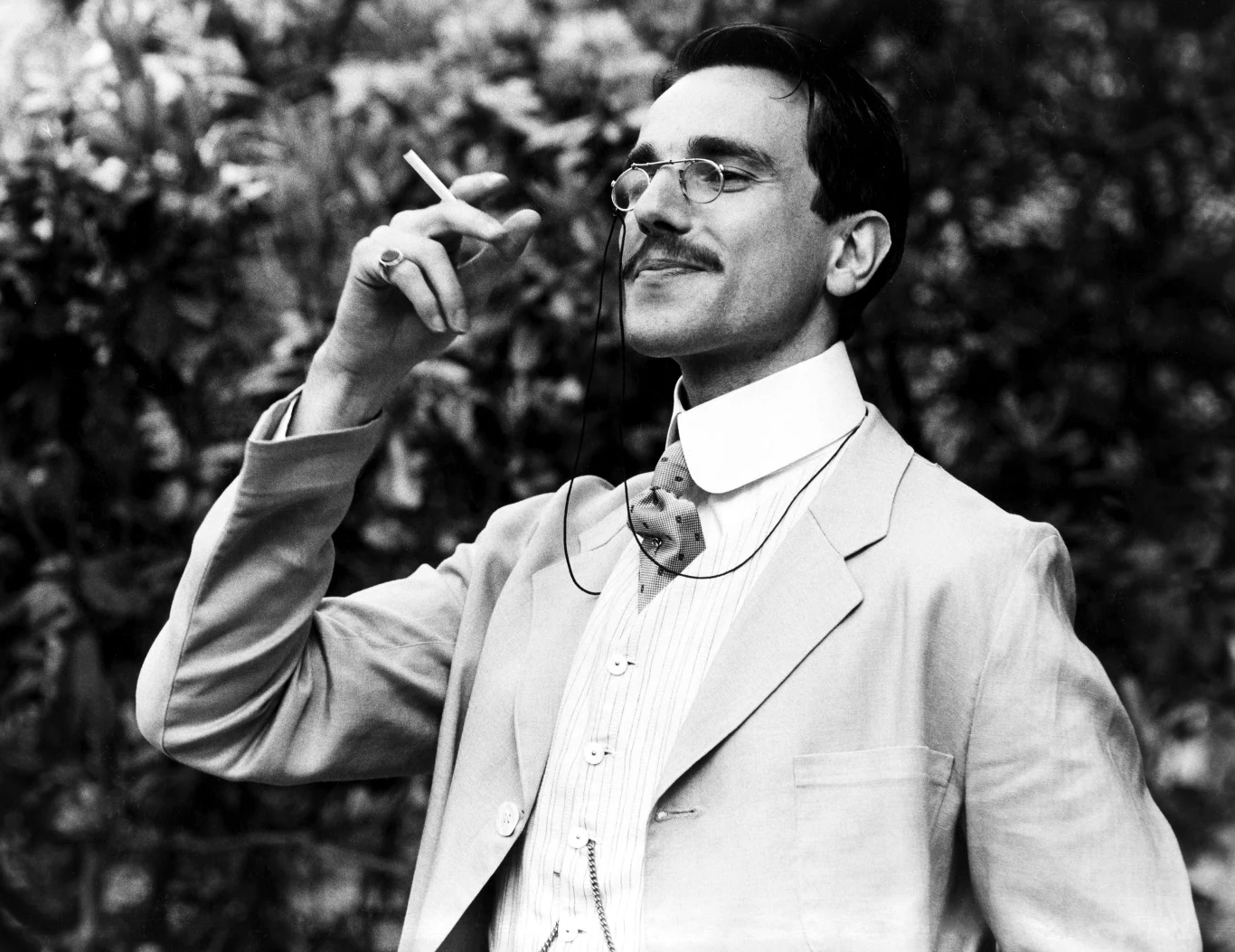 Na ekranie zadebiutował niewielką rolą łobuza w filmie "Ta przeklęta niedziela" Johna Schlesingera w 1971 r. Od tamtej pory grywał role drugoplanowe w takich filmach jak "Gandhi" (1982), "Bunt na Bounty" (1984) i "Pokój z widokiem" (na zdjęciu, 1985). 