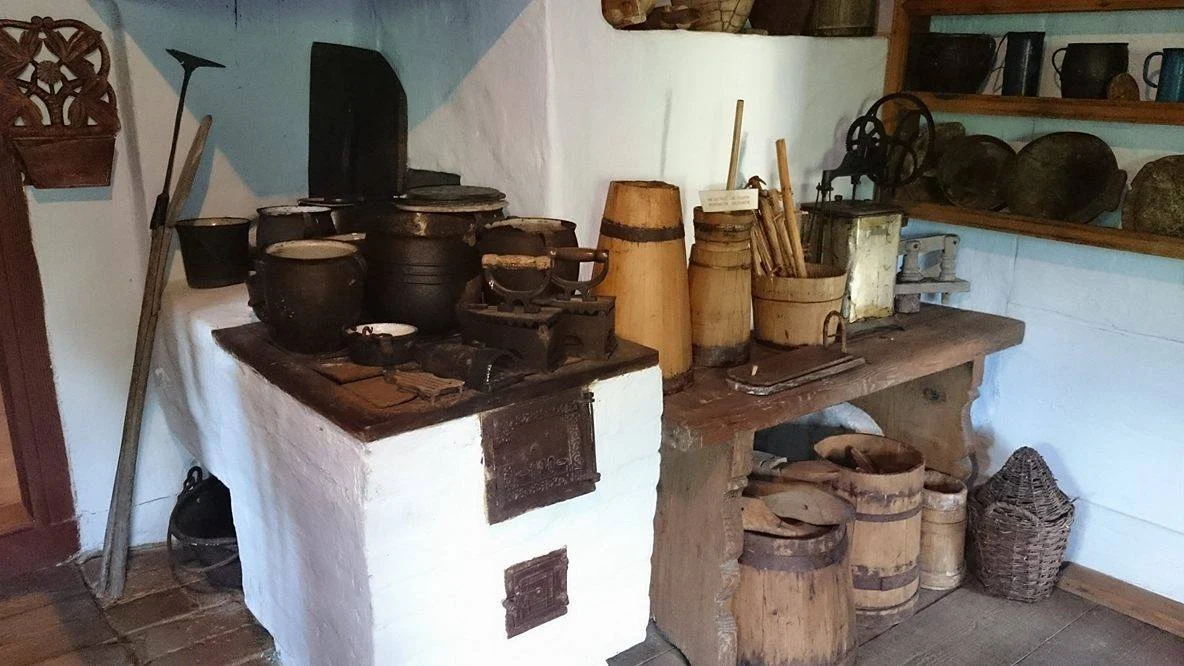 Do dziś ukraińska propaganda o łemkowskich chyżach bez podłóg i z paleniskiem jest żywa. Na zdjęciu wnętrze zachowanego w Zyndranowej łemkowskiego domu. Jak widać są podłogi, piec i komin Do dziś ukraińska propaganda o łemkowskich chyżach bez podłóg i z paleniskiem jest żywa. Na zdjęciu wnętrze zachowanego w Zyndranowej łemkowskiego domu. Jak widać są podłogi, piec i komin